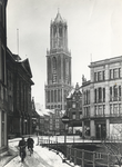 129032 Gezicht op de besneeuwde Stadhuisbrug met Stadhuis en de Domtoren (Domplein) te Utrecht.
